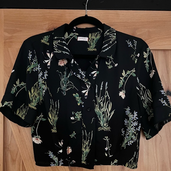 ARITZIA Sunday Best Black Floral Crop Button Down Blouse, Aritzia top, Sleeved - Picture 1 of 6
